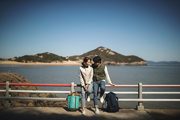 포토 JPG 주간 전신 커플 응시 여자 남자 커플라이프 섬 여행 배낭 휴식 사람 앉기 성인 야외 두명 앞모습 30대 마주보기 기댐 한국인 인천 성인만 옹진군 국내포토 자연요소 라이프스타일 시선 뷰포인트 컨셉 가방 관계 모션 한국 동양인 장년 파일형식