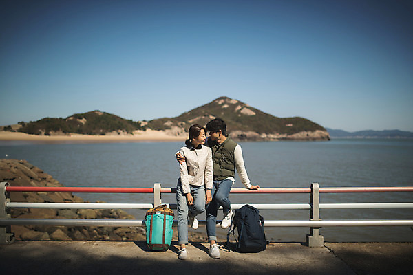 포토 JPG 주간 전신 커플 응시 여자 남자 커플라이프 섬 여행 배낭 포옹 휴식 사람 앉기 성인 야외 두명 앞모습 30대 마주보기 기댐 한국인 인천 성인만 옹진군 국내포토 자연요소 라이프스타일 시선 뷰포인트 컨셉 가방 관계 안기 모션 한국 동양인 장년 파일형식