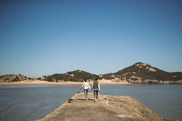 포토 JPG 주간 전신 커플 여자 남자 바다 커플라이프 섬 여행 사람 성인 야외 두명 뒷모습 30대 걷기 한국인 인천 성인만 옹진군 국내포토 자연요소 라이프스타일 뷰포인트 관계 모션 한국 동양인 장년 파일형식