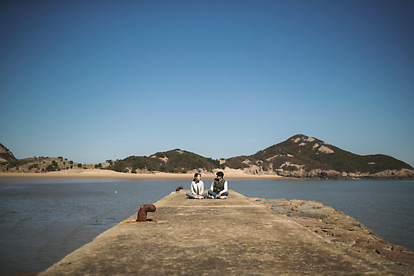 포토 JPG 주간 전신 커플 응시 여자 남자 바다 커플라이프 섬 여행 휴식 사람 앉기 성인 야외 두명 앞모습 30대 마주보기 한국인 인천 옹진군 국내포토 자연요소 라이프스타일 시선 뷰포인트 컨셉 관계 모션 한국 동양인 장년 파일형식