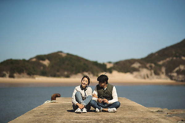 포토 JPG 주간 전신 커플 응시 여자 남자 바다 커플라이프 섬 여행 휴식 사람 앉기 성인 야외 두명 앞모습 30대 팔짱 한국인 인천 성인만 옹진군 국내포토 자연요소 라이프스타일 시선 뷰포인트 컨셉 관계 모션 한국 동양인 장년 파일형식