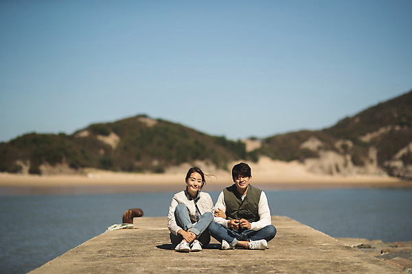 포토 JPG 주간 전신 커플 응시 여자 남자 바다 커플라이프 섬 여행 휴식 미소 사람 앉기 성인 야외 두명 앞모습 30대 팔짱 한국인 인천 성인만 옹진군 국내포토 자연요소 라이프스타일 시선 뷰포인트 컨셉 관계 모션 한국 표정 동양인 장년 파일형식