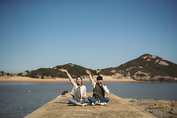 포토 JPG 주간 전신 커플 응시 여자 남자 바다 커플라이프 섬 여행 미소 사람 앉기 손짓 성인 야외 두명 앞모습 30대 손들기 한국인 인천 성인만 옹진군 국내포토 자연요소 라이프스타일 시선 뷰포인트 관계 모션 한국 표정 동양인 장년 파일형식