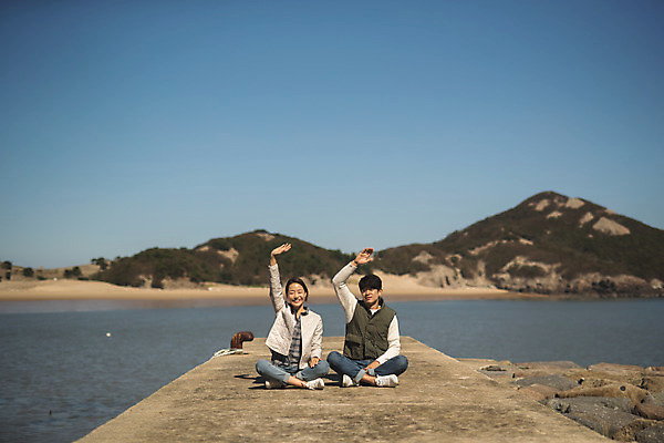 포토 JPG 주간 전신 커플 응시 여자 남자 바다 커플라이프 섬 여행 미소 사람 앉기 손짓 성인 야외 두명 앞모습 30대 손들기 한국인 인천 성인만 옹진군 국내포토 자연요소 라이프스타일 시선 뷰포인트 관계 모션 한국 표정 동양인 장년 파일형식