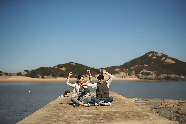 포토 JPG 주간 전신 커플 응시 여자 남자 바다 커플라이프 섬 여행 미소 사람 앉기 손짓 성인 야외 두명 앞모습 30대 손들기 한국인 인천 성인만 옹진군 국내포토 자연요소 라이프스타일 시선 뷰포인트 관계 모션 한국 표정 동양인 장년 파일형식