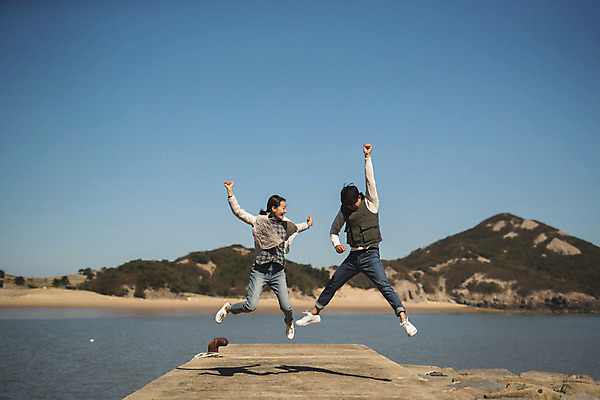 포토 JPG 주간 전신 커플 여자 남자 바다 커플라이프 섬 여행 서기 미소 사람 성인 야외 두명 앞모습 30대 손들기 점프 한국인 인천 옹진군 국내포토 자연요소 라이프스타일 뷰포인트 관계 모션 한국 표정 동양인 장년 파일형식