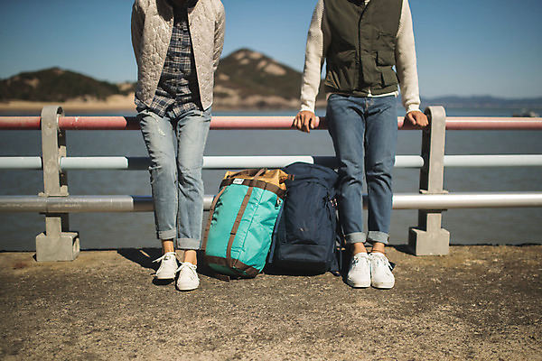 포토 JPG 주간 커플 여자 남자 바다 커플라이프 섬 여행 가방 배낭 서기 사람 성인 야외 두명 앞모습 30대 한국인 두개 하반신 인천 옹진군 국내포토 자연요소 라이프스타일 잡화 뷰포인트 2 관계 모션 한국 동양인 장년 파일형식