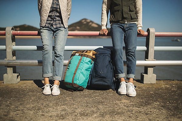 포토 JPG 주간 커플 여자 남자 바다 커플라이프 섬 여행 가방 배낭 서기 사람 성인 야외 두명 앞모습 30대 한국인 두개 하반신 인천 옹진군 국내포토 자연요소 라이프스타일 잡화 뷰포인트 2 관계 모션 한국 동양인 장년 파일형식