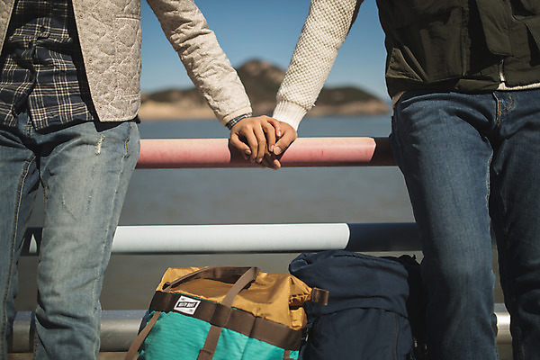 포토 JPG 주간 커플 여자 남자 바다 커플라이프 섬 여행 가방 배낭 서기 사람 상반신 성인 야외 두명 앞모습 30대 손잡기 한국인 두개 인천 옹진군 국내포토 자연요소 라이프스타일 잡화 뷰포인트 2 관계 모션 한국 동양인 장년 파일형식