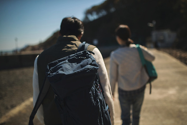 포토 JPG 주간 커플 여자 남자 바다 커플라이프 섬 여행 배낭 사람 상반신 성인 야외 두명 뒷모습 아웃포커스 30대 걷기 한국인 인천 옹진군 국내포토 자연요소 라이프스타일 뷰포인트 가방 관계 모션 한국 촬영기법 동양인 장년 파일형식