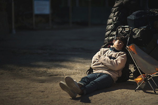 포토 JPG 주간 남자 섬 여행 배낭 휴식 한명 사람 앉기 성인 야외 앞모습 30대 눕기 팔짱 눈감음 기댐 캠핑 한국인 인천 성인남자한명만 옹진군 국내포토 자연요소 1 뷰포인트 컨셉 가방 모션 레저 한국 동양인 장년 남자한명만 성인남자만 파일형식