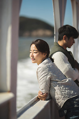 포토 JPG 주간 커플 응시 여자 남자 바다 커플라이프 섬 여행 서기 사람 상반신 성인 야외 두명 옆모습 아웃포커스 30대 한국인 인천 선박 성인만 옹진군 국내포토 자연요소 라이프스타일 시선 뷰포인트 수상교통 관계 모션 한국 촬영기법 동양인 장년 파일형식