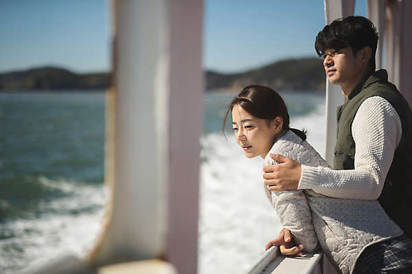 포토 JPG 주간 커플 응시 여자 남자 바다 커플라이프 섬 여행 서기 사람 상반신 성인 야외 두명 옆모습 30대 한국인 인천 선박 성인만 어깨에손 옹진군 국내포토 자연요소 라이프스타일 시선 뷰포인트 수상교통 관계 모션 한국 동양인 장년 파일형식