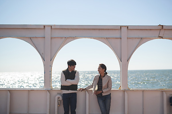 포토 JPG 주간 커플 응시 여자 남자 바다 커플라이프 섬 여행 대화 서기 미소 사람 상반신 성인 야외 두명 앞모습 30대 마주보기 팔짱 한국인 인천 선박 성인만 옹진군 국내포토 자연요소 라이프스타일 시선 뷰포인트 수상교통 관계 모션 한국 표정 말하기 동양인 장년 파일형식