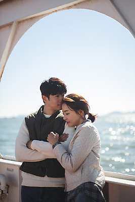 포토 JPG 주간 커플 여자 남자 바다 커플라이프 섬 여행 서기 사람 상반신 성인 야외 두명 앞모습 옆모습 30대 팔짱 기댐 한국인 인천 선박 성인만 옹진군 국내포토 자연요소 라이프스타일 뷰포인트 수상교통 관계 모션 한국 동양인 장년 파일형식