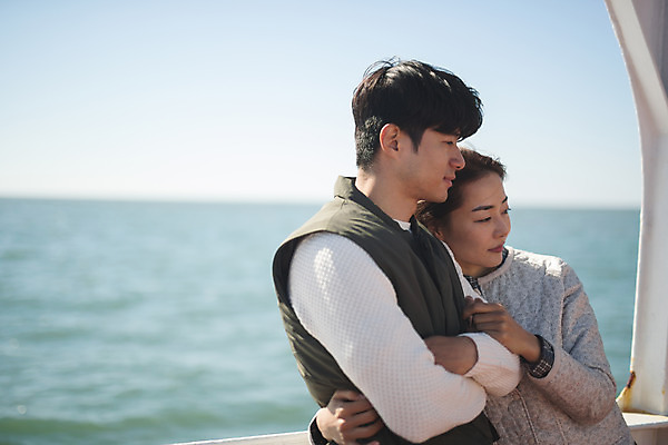 포토 JPG 주간 커플 여자 남자 바다 커플라이프 섬 여행 서기 사람 상반신 성인 야외 두명 옆모습 30대 팔짱 기댐 한국인 인천 선박 성인만 옹진군 국내포토 자연요소 라이프스타일 뷰포인트 수상교통 관계 모션 한국 동양인 장년 파일형식