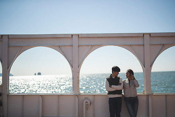 포토 JPG 주간 커플 응시 여자 남자 바다 커플라이프 섬 여행 서기 미소 사람 상반신 성인 야외 두명 앞모습 30대 마주보기 팔짱 한국인 인천 선박 성인만 옹진군 국내포토 자연요소 라이프스타일 시선 뷰포인트 수상교통 관계 모션 한국 표정 동양인 장년 파일형식