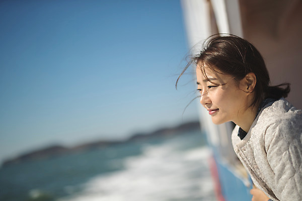 포토 JPG 주간 응시 여자 바다 섬 여행 한명 서기 사람 상반신 성인 야외 옆모습 30대 한국인 인천 선박 성인여자한명만 옹진군 국내포토 자연요소 1 시선 뷰포인트 수상교통 모션 한국 동양인 장년 여자한명만 성인여자만 파일형식