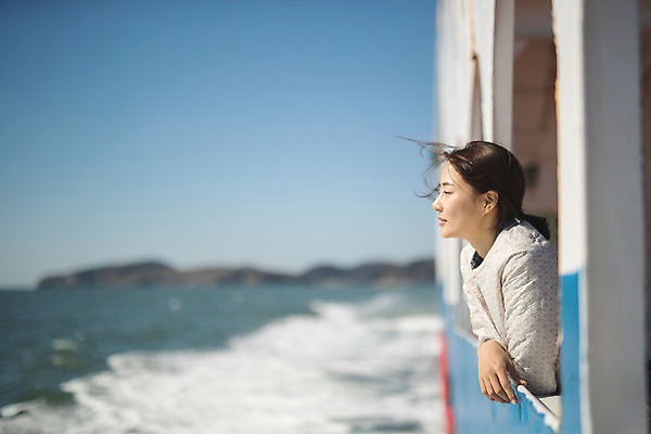 포토 JPG 주간 응시 여자 바다 섬 여행 한명 서기 사람 상반신 성인 야외 옆모습 30대 한국인 인천 선박 성인여자한명만 옹진군 국내포토 자연요소 1 시선 뷰포인트 수상교통 모션 한국 동양인 장년 여자한명만 성인여자만 파일형식