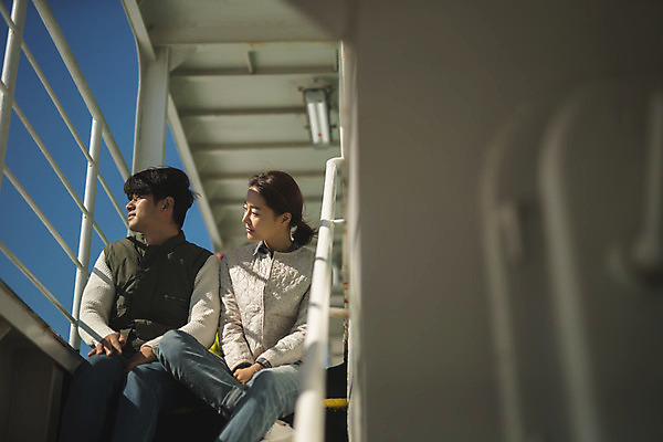 포토 JPG 주간 커플 응시 여자 남자 바다 커플라이프 섬 여행 휴식 사람 앉기 상반신 성인 야외 두명 앞모습 30대 계단 한국인 인천 선박 성인만 옹진군 국내포토 자연요소 라이프스타일 시선 뷰포인트 컨셉 수상교통 관계 모션 한국 동양인 장년 파일형식