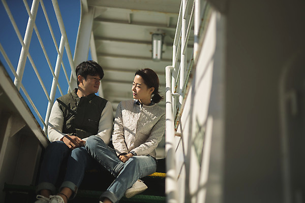 포토 JPG 주간 전신 커플 응시 여자 남자 커플라이프 섬 여행 사람 앉기 성인 야외 두명 앞모습 30대 마주보기 계단 한국인 인천 선박 성인만 옹진군 국내포토 자연요소 라이프스타일 시선 뷰포인트 수상교통 관계 모션 한국 동양인 장년 파일형식