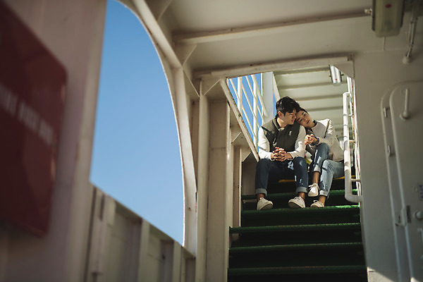 포토 JPG 주간 전신 커플 응시 여자 남자 커플라이프 섬 여행 휴식 사람 앉기 성인 야외 두명 앞모습 30대 계단 기댐 한국인 인천 선박 성인만 옹진군 국내포토 자연요소 라이프스타일 시선 뷰포인트 컨셉 수상교통 관계 모션 한국 동양인 장년 파일형식