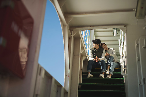 포토 JPG 주간 전신 커플 응시 여자 남자 커플라이프 섬 여행 휴식 사람 앉기 성인 야외 두명 앞모습 30대 계단 기댐 한국인 인천 선박 성인만 옹진군 국내포토 자연요소 라이프스타일 시선 뷰포인트 컨셉 수상교통 관계 모션 한국 동양인 장년 파일형식