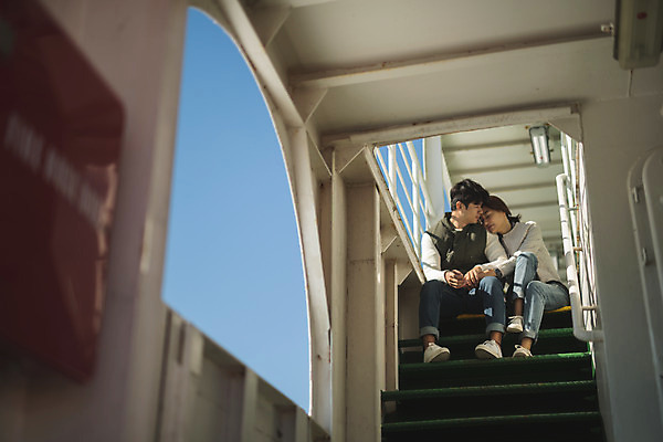 포토 JPG 주간 전신 커플 응시 여자 남자 커플라이프 섬 여행 휴식 사람 앉기 성인 야외 두명 앞모습 30대 계단 눈감음 손잡기 기댐 한국인 인천 선박 성인만 옹진군 국내포토 자연요소 라이프스타일 시선 뷰포인트 컨셉 수상교통 관계 모션 한국 동양인 장년 파일형식
