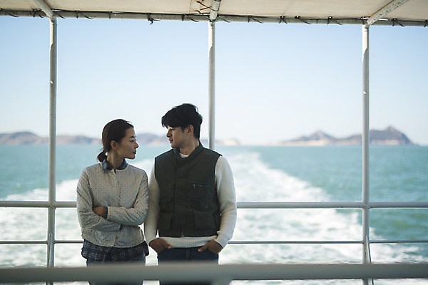 포토 JPG 주간 커플 응시 여자 남자 바다 커플라이프 섬 여행 서기 사람 상반신 성인 야외 두명 앞모습 30대 마주보기 팔짱 한국인 주머니손 인천 선박 성인만 옹진군 국내포토 자연요소 라이프스타일 시선 뷰포인트 수상교통 관계 모션 한국 동양인 장년 파일형식