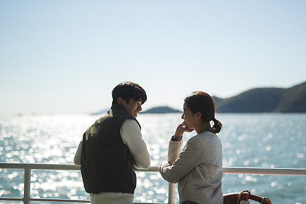 포토 JPG 주간 커플 응시 여자 남자 바다 커플라이프 섬 여행 서기 미소 사람 상반신 성인 야외 두명 옆모습 뒷모습 30대 마주보기 턱괴기 한국인 인천 선박 성인만 옹진군 국내포토 자연요소 라이프스타일 시선 뷰포인트 수상교통 관계 모션 한국 표정 동양인 장년 파일형식