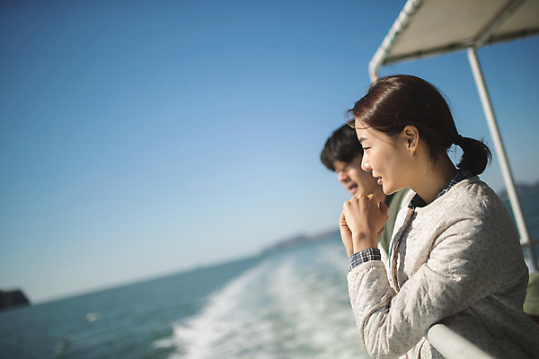 포토 JPG 주간 커플 응시 여자 남자 바다 커플라이프 섬 여행 서기 사람 상반신 성인 야외 두명 옆모습 아웃포커스 30대 한국인 인천 선박 성인만 옹진군 국내포토 자연요소 라이프스타일 시선 뷰포인트 수상교통 관계 모션 한국 촬영기법 동양인 장년 파일형식