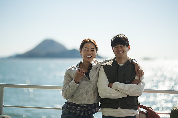 포토 JPG 주간 커플 응시 여자 남자 바다 커플라이프 섬 여행 어깨동무 서기 미소 사람 상반신 성인 야외 두명 앞모습 30대 팔짱 한국인 인천 선박 성인만 옹진군 국내포토 자연요소 라이프스타일 시선 뷰포인트 포즈 수상교통 관계 모션 한국 표정 동양인 장년 파일형식