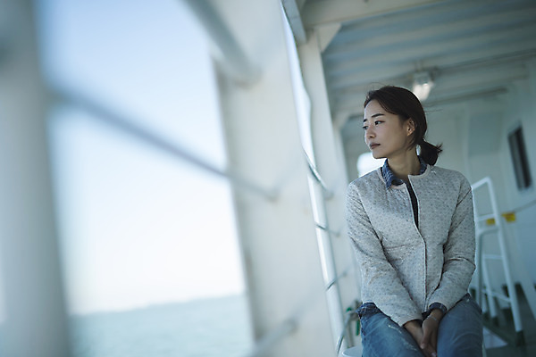 포토 JPG 주간 응시 여자 바다 섬 여행 한명 사람 앉기 상반신 성인 야외 앞모습 30대 한국인 인천 선박 성인여자한명만 옹진군 국내포토 자연요소 1 시선 뷰포인트 수상교통 모션 한국 동양인 장년 여자한명만 성인여자만 파일형식