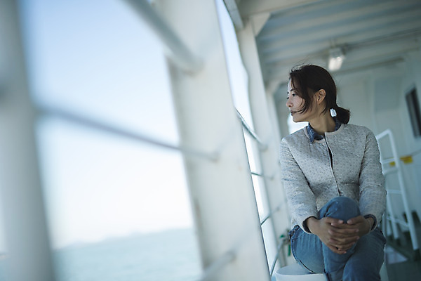 포토 JPG 주간 응시 여자 바다 섬 여행 한명 사람 앉기 상반신 성인 야외 앞모습 30대 한국인 인천 선박 성인여자한명만 옹진군 국내포토 자연요소 1 시선 뷰포인트 수상교통 모션 한국 동양인 장년 여자한명만 성인여자만 파일형식