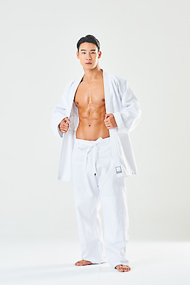 포토 JPG 스튜디오촬영 전신 남자 스포츠 다이어트 근육 운동선수 실내 건강 도복 한명 서기 누끼 20대 성인 앞모습 운동 건강관리 헬스 힘 한국인 보디빌딩 흰배경 열정 유도선수 유도복 바디케어 성인남자한명만 바디프로필 국내포토 1 옷 감정 뷰포인트 백그라운드 모션 관리 사람 동양인 청년 내부 흰색 남자한명만 성인남자만 파일형식