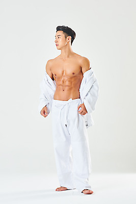 포토 JPG 스튜디오촬영 전신 응시 남자 스포츠 다이어트 근육 운동선수 실내 건강 도복 한명 서기 누끼 20대 성인 앞모습 운동 건강관리 헬스 힘 한국인 보디빌딩 흰배경 열정 유도선수 유도복 바디케어 성인남자한명만 바디프로필 국내포토 1 시선 옷 감정 뷰포인트 백그라운드 모션 관리 사람 동양인 청년 내부 흰색 남자한명만 성인남자만 파일형식