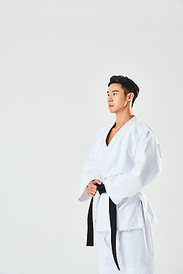 포토 JPG 스튜디오촬영 남자 스포츠 다이어트 운동선수 실내 건강 도복 한명 서기 누끼 상반신 20대 성인 옆모습 운동 건강관리 헬스 힘 한국인 보디빌딩 흰배경 열정 유도선수 유도복 검은띠 바디케어 성인남자한명만 국내포토 1 옷 감정 스포츠용품 뷰포인트 백그라운드 모션 관리 사람 동양인 청년 내부 흰색 끈 남자한명만 성인남자만 파일형식