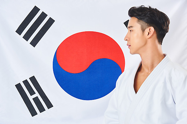 포토 JPG 스튜디오촬영 응시 남자 스포츠 운동선수 실내 건강 도복 한명 서기 누끼 상반신 20대 성인 옆모습 운동 건강관리 힘 한국인 태극기 보디빌딩 흰배경 열정 유도선수 유도복 국가대표 애국심 바디케어 성인남자한명만 국내포토 1 시선 옷 감정 뷰포인트 백그라운드 모션 관리 사람 동양인 청년 내부 헬스 흰색 국기 남자한명만 성인남자만 파일형식