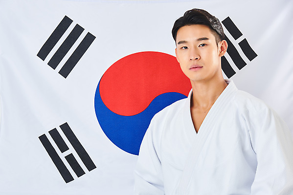 포토 JPG 스튜디오촬영 남자 스포츠 운동선수 실내 건강 도복 한명 서기 누끼 상반신 20대 성인 앞모습 운동 건강관리 힘 한국인 태극기 보디빌딩 흰배경 열정 유도선수 유도복 국가대표 애국심 바디케어 성인남자한명만 국내포토 1 옷 감정 뷰포인트 백그라운드 모션 관리 사람 동양인 청년 내부 헬스 흰색 국기 남자한명만 성인남자만 파일형식