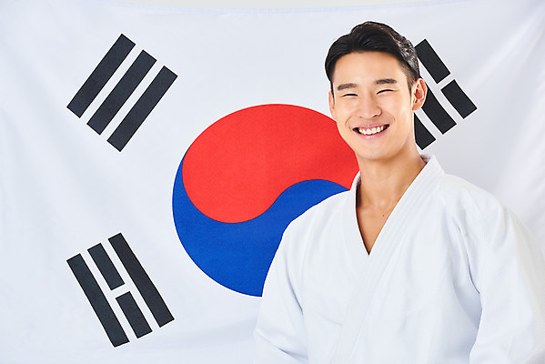 포토 JPG 스튜디오촬영 남자 스포츠 운동선수 실내 건강 도복 한명 서기 미소 누끼 상반신 20대 성인 앞모습 운동 건강관리 힘 한국인 태극기 보디빌딩 흰배경 열정 유도선수 유도복 국가대표 애국심 바디케어 성인남자한명만 국내포토 1 옷 감정 뷰포인트 백그라운드 모션 표정 관리 사람 동양인 청년 내부 헬스 흰색 국기 남자한명만 성인남자만 파일형식