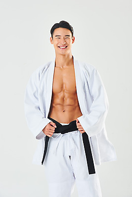 포토 JPG 스튜디오촬영 남자 스포츠 다이어트 근육 운동선수 실내 건강 도복 한명 서기 미소 누끼 상반신 20대 성인 앞모습 운동 건강관리 헬스 힘 한국인 보디빌딩 흰배경 열정 유도선수 유도복 검은띠 바디케어 성인남자한명만 바디프로필 국내포토 1 옷 감정 스포츠용품 뷰포인트 백그라운드 모션 표정 관리 사람 동양인 청년 내부 흰색 끈 남자한명만 성인남자만 파일형식