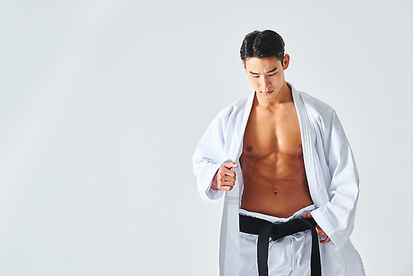 포토 JPG 스튜디오촬영 남자 스포츠 다이어트 근육 운동선수 실내 건강 도복 한명 서기 누끼 상반신 20대 성인 앞모습 운동 건강관리 헬스 힘 한국인 보디빌딩 흰배경 열정 유도선수 유도복 검은띠 바디케어 성인남자한명만 내려보기 바디프로필 국내포토 1 옷 감정 스포츠용품 뷰포인트 백그라운드 모션 관리 사람 동양인 청년 내부 흰색 끈 남자한명만 성인남자만 파일형식