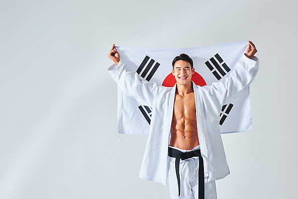 포토 JPG 스튜디오촬영 남자 스포츠 근육 운동선수 실내 건강 도복 한명 서기 미소 들기 누끼 상반신 20대 성인 앞모습 운동 건강관리 힘 한국인 태극기 보디빌딩 흰배경 열정 유도선수 유도복 국가대표 검은띠 애국심 바디케어 성인남자한명만 바디프로필 국내포토 1 옷 감정 스포츠용품 뷰포인트 백그라운드 모션 표정 관리 사람 동양인 청년 내부 헬스 흰색 끈 국기 남자한명만 성인남자만 파일형식