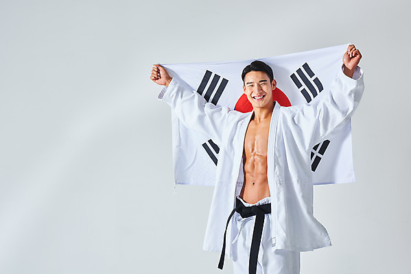 포토 JPG 스튜디오촬영 남자 스포츠 근육 운동선수 실내 건강 도복 한명 서기 미소 들기 누끼 상반신 20대 성인 앞모습 운동 건강관리 힘 한국인 태극기 보디빌딩 흰배경 열정 유도선수 유도복 국가대표 검은띠 애국심 바디케어 성인남자한명만 바디프로필 국내포토 1 옷 감정 스포츠용품 뷰포인트 백그라운드 모션 표정 관리 사람 동양인 청년 내부 헬스 흰색 끈 국기 남자한명만 성인남자만 파일형식
