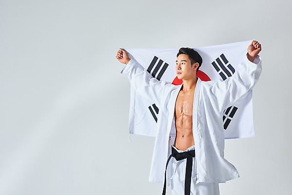 포토 JPG 스튜디오촬영 응시 남자 스포츠 근육 운동선수 실내 건강 도복 한명 서기 들기 누끼 상반신 20대 성인 앞모습 운동 건강관리 힘 한국인 태극기 보디빌딩 흰배경 열정 유도선수 유도복 국가대표 검은띠 애국심 바디케어 성인남자한명만 바디프로필 국내포토 1 시선 옷 감정 스포츠용품 뷰포인트 백그라운드 모션 관리 사람 동양인 청년 내부 헬스 흰색 끈 국기 남자한명만 성인남자만 파일형식