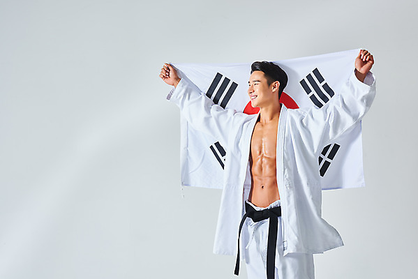 포토 JPG 스튜디오촬영 응시 남자 스포츠 근육 운동선수 실내 건강 도복 한명 서기 미소 들기 누끼 상반신 20대 성인 앞모습 운동 건강관리 힘 한국인 태극기 보디빌딩 흰배경 열정 유도선수 유도복 국가대표 검은띠 애국심 바디케어 성인남자한명만 바디프로필 국내포토 1 시선 옷 감정 스포츠용품 뷰포인트 백그라운드 모션 표정 관리 사람 동양인 청년 내부 헬스 흰색 끈 국기 남자한명만 성인남자만 파일형식