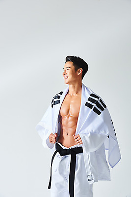 포토 JPG 스튜디오촬영 응시 남자 스포츠 근육 운동선수 실내 건강 도복 한명 서기 미소 누끼 상반신 20대 성인 옆모습 운동 건강관리 힘 한국인 태극기 보디빌딩 흰배경 열정 유도선수 유도복 국가대표 검은띠 애국심 바디케어 성인남자한명만 바디프로필 국내포토 1 시선 옷 감정 스포츠용품 뷰포인트 백그라운드 모션 표정 관리 사람 동양인 청년 내부 헬스 흰색 끈 국기 남자한명만 성인남자만 파일형식