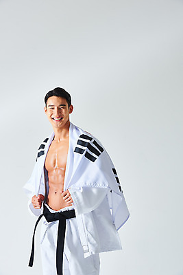포토 JPG 스튜디오촬영 남자 스포츠 근육 운동선수 실내 건강 도복 한명 서기 미소 누끼 상반신 20대 성인 옆모습 운동 건강관리 힘 한국인 태극기 보디빌딩 흰배경 열정 유도선수 유도복 국가대표 검은띠 애국심 바디케어 성인남자한명만 바디프로필 국내포토 1 옷 감정 스포츠용품 뷰포인트 백그라운드 모션 표정 관리 사람 동양인 청년 내부 헬스 흰색 끈 국기 남자한명만 성인남자만 파일형식