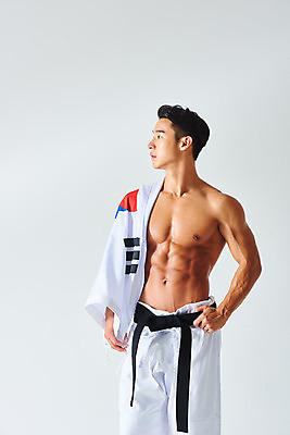 포토 JPG 스튜디오촬영 응시 남자 스포츠 근육 운동선수 실내 건강 도복 한명 서기 누끼 상반신 20대 성인 앞모습 운동 건강관리 힘 한국인 태극기 보디빌딩 흰배경 열정 유도선수 유도복 국가대표 검은띠 애국심 바디케어 성인남자한명만 바디프로필 국내포토 1 시선 옷 감정 스포츠용품 뷰포인트 백그라운드 모션 관리 사람 동양인 청년 내부 헬스 흰색 끈 국기 남자한명만 성인남자만 파일형식