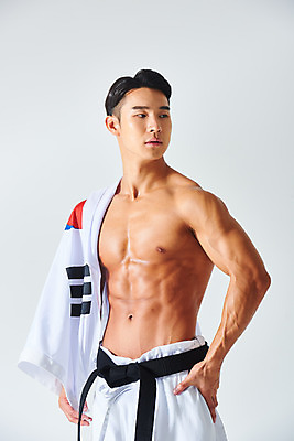 포토 JPG 스튜디오촬영 응시 남자 스포츠 근육 운동선수 실내 건강 도복 한명 서기 누끼 상반신 20대 성인 앞모습 운동 건강관리 힘 한국인 태극기 보디빌딩 흰배경 열정 유도선수 유도복 국가대표 검은띠 애국심 바디케어 성인남자한명만 바디프로필 국내포토 1 시선 옷 감정 스포츠용품 뷰포인트 백그라운드 모션 관리 사람 동양인 청년 내부 헬스 흰색 끈 국기 남자한명만 성인남자만 파일형식